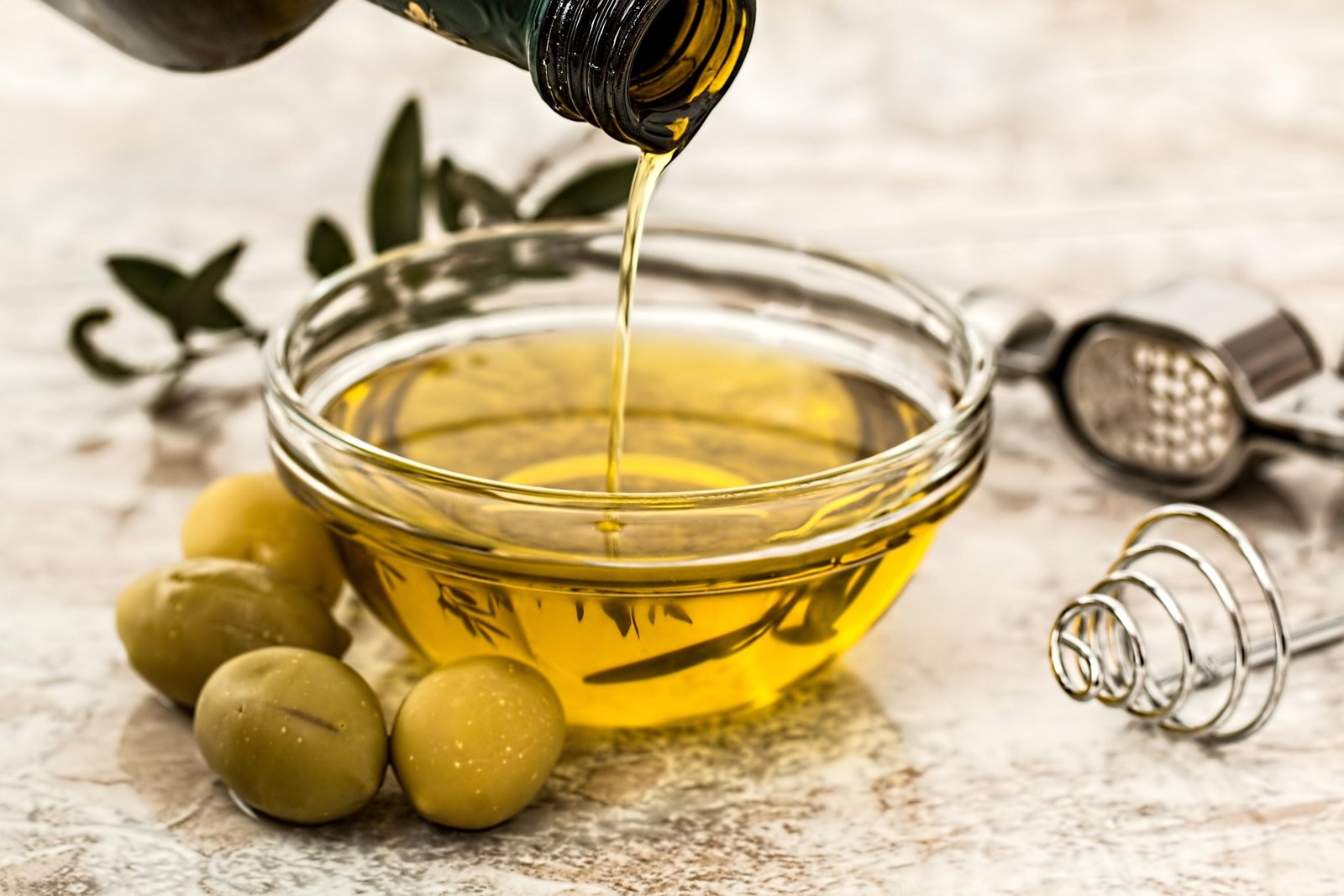 The main benefits of olive oil when consumed on an empty stomach in the morning and before bed सुबह खाली पेट और सोने से पहले जैतून के तेल के मुख्य लाभ The main benefits of olive oil when consumed on an empty stomach in the morning and before bed सुबह खाली पेट और सोने से पहले जैतून के तेल के मुख्य लाभ